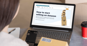 personne assise devant l'écran d'un ordinateur portable amazone pour vendre des produits